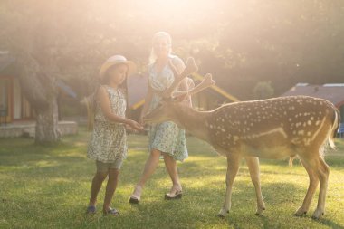 Geyikli mutlu küçük kız. aile hafta sonu