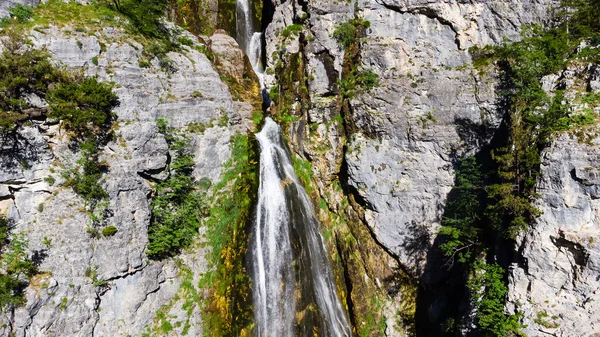 Grunas Waterfall est un site pittoresque à l'intérieur du parc national de Théthi, en Albanie — Photo