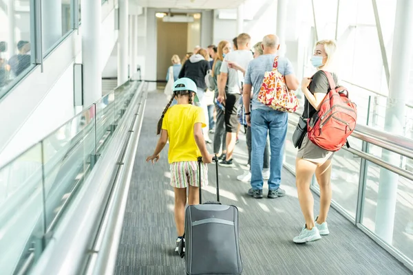 Fechamento Fila de Europen pessoas esperando no portão de embarque no aeroporto — Fotografia de Stock