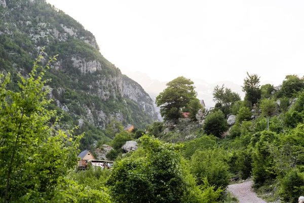 Paisagem montanhosa no parque nacional Theth nos alpes albaneses. — Fotografia de Stock