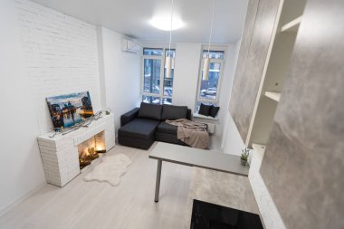 Modern stüdyo daire, küçük mutfak, kanepe..