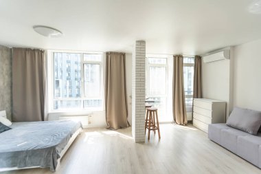 Beyaz duvarlı, küçük, modern bir daire.