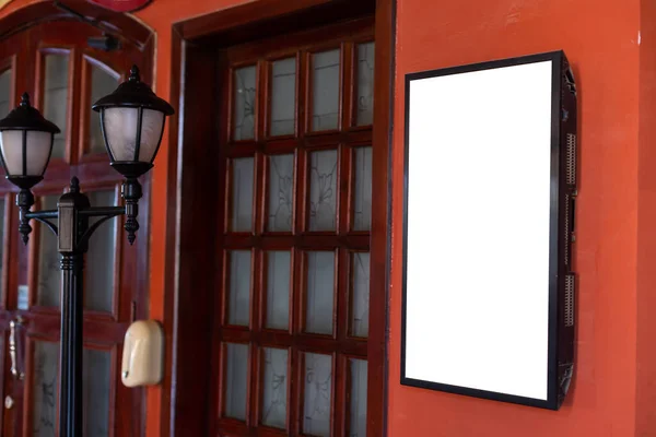 Винтажные коричневые двери и старинный фонарь — стоковое фото
