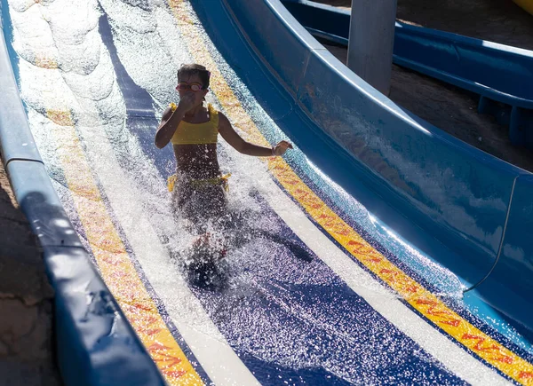 Enfant sur toboggan à Aquapark. Vacances d'été . — Photo