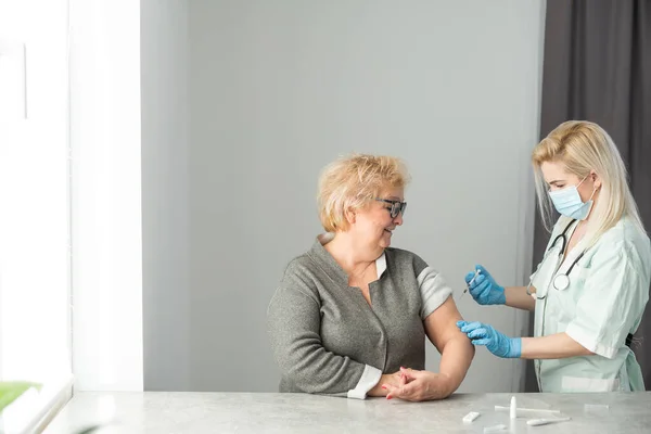 Nahaufnahme Arzt hält Spritze vor der Injektion an den Patienten in medizinische Maske. Covid-19 oder Coronavirus-Impfstoff — Stockfoto