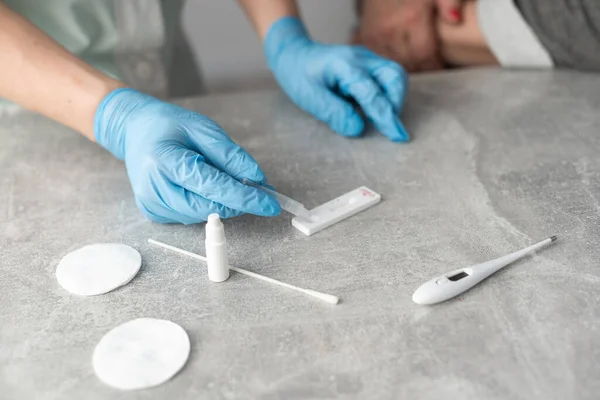 Close up mãos médicas em casaco branco e luvas médicas segurando tubo de teste para testes em laboratório de hematologia no hospital, conceito médico e científico — Fotografia de Stock