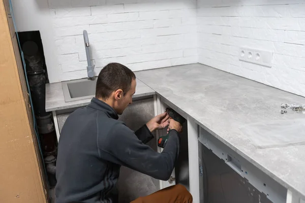 주방에 있는 식기세척기 내부 연결 배관 파이프를 설치하기 위한 호스 — 스톡 사진
