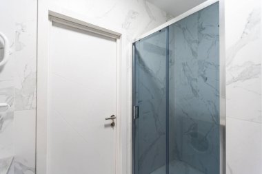 Modern İskandinav iç tasarım konsepti. Tarafsız gri ve bej renkli banyo. Kiralık şık ve rahat bir daire..