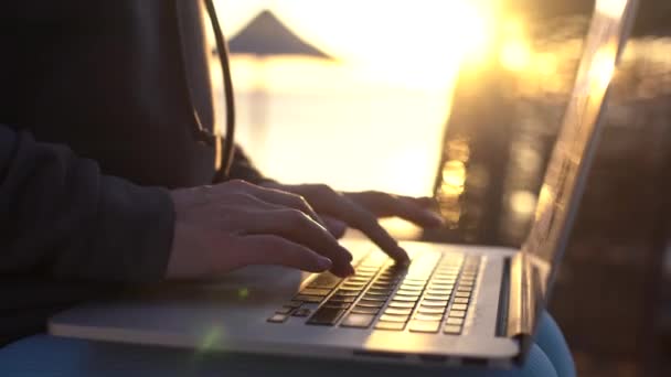 Las manos femeninas de la mujer de negocios trabajador usuario profesional utilizando la escritura en el teclado portátil portátil que trabaja en línea en la playa — Vídeos de Stock