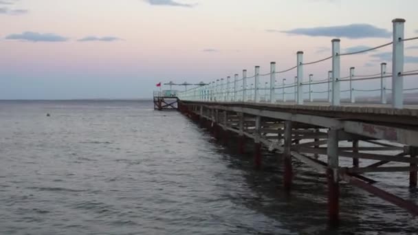 Pôr-do-sol dourado no cais de madeira. — Vídeo de Stock