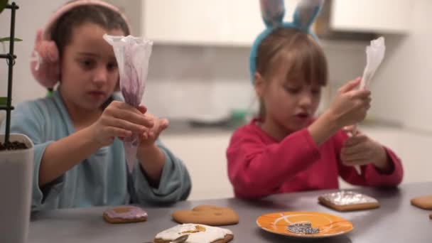 Two cute sisters make and decorate cookies — Stock Video