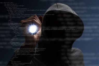 Hackleme ve kötü amaçlı yazılım konsepti. Hacker dijital arayüzü olan soyut bir dizüstü bilgisayar kullanıyor. Çift pozlama