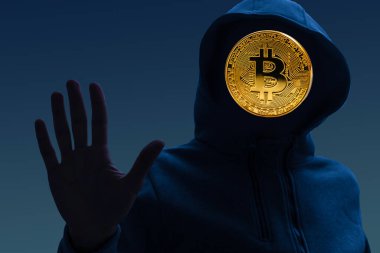 Bulanık iç mekandaki bilgisayar korsanlarının masasında parlayan bitcoin arayüzü olan bilgisayarlar kullanışının ön görüntüsü. Finans, hackleme, hırsızlık, teknoloji, kripto para ve döviz konsepti.