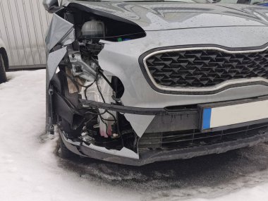 Temizleme, yıkama, motor ve araba kompartımanının özel bir bileşimiyle. Modern bir arabanın bakım ve onarımı. Araba motorunun elementlerinde deterjan köpüğü. Araba yıkama.