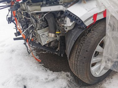 Temizleme, yıkama, motor ve araba kompartımanının özel bir bileşimiyle. Modern bir arabanın bakım ve onarımı. Araba motorunun elementlerinde deterjan köpüğü. Araba yıkama.