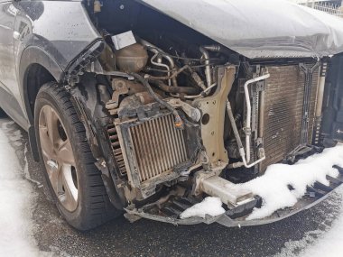 Araba kazadan sonra tamponunda hasar var.