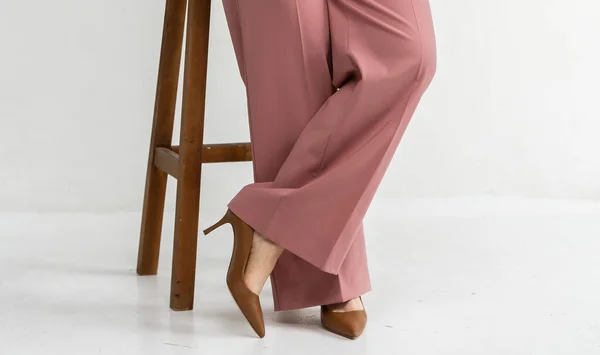 Perfecte vrouwelijke benen dragen hoge hakken — Stockfoto