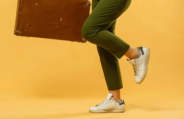 Pernas femininas invertidas em calças leves e tênis — Fotografia de Stock