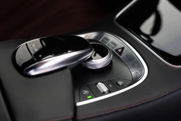 Concepto interior del coche moderno de Mercedes para el automóvil y la tecnología. coche negro elementos modernos —  Fotos de Stock