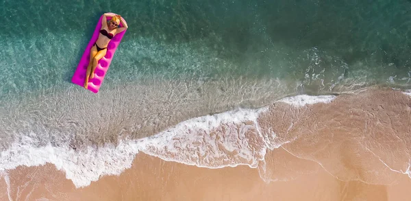 Femme sur matelas gonflable dans la mer. Jeune femme sur matelas gonflable dans la mer . — Photo