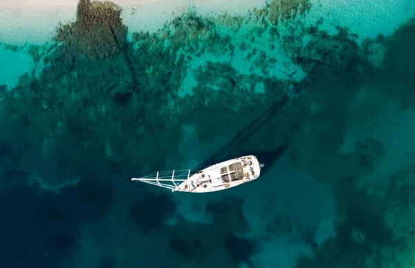 Κύματα και γιοτ από την κορυφή άποψη. Φόντο τιρκουάζ νερό από την κορυφή άποψη. Καλοκαίρι θαλασσογραφία από τον αέρα. Το top view από drone. Ταξίδια-εικόνα — Φωτογραφία Αρχείου