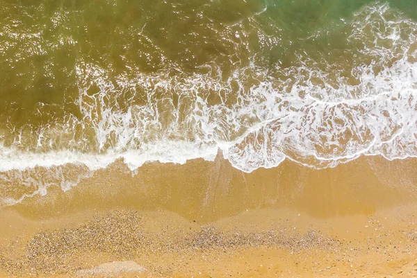 Vista aérea de arriba hacia abajo de una playa de arena blanca limpia a orillas de un hermoso mar turquesa —  Fotos de Stock