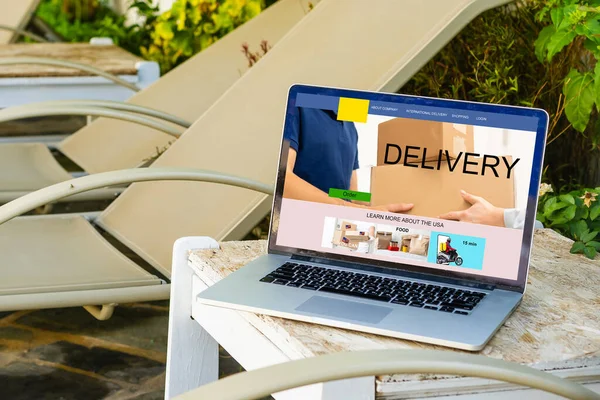 Online e-commerce winkel, dropshipping business website concept. laptop computer, verzenddozen, retail marktplaats, magazijn levering achtergrond, banner. — Stockfoto