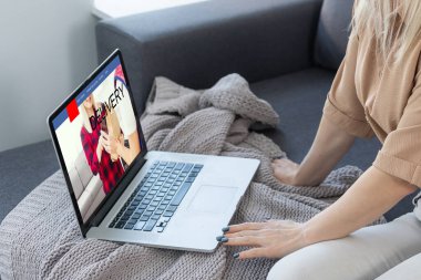 Çevrimiçi ecommerce mağazası, indirme işi web sitesi konsepti. dizüstü bilgisayar, nakliye kutuları, perakende pazar yeri, depo teslimat geçmişi, afiş.