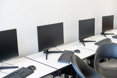 Boş çağrı merkezi, ofiste dizüstü bilgisayar..