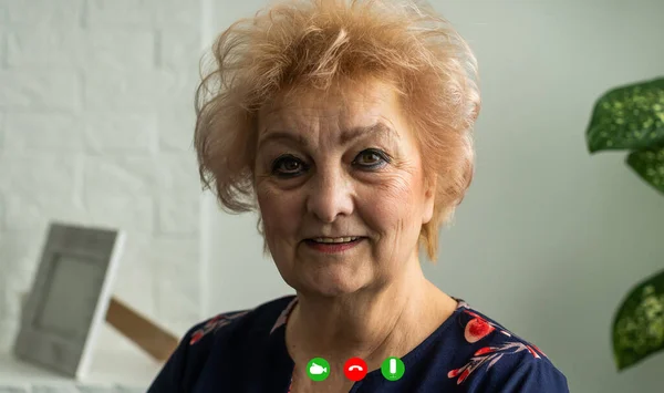 POV mulher idosa vídeo chamada reunião virtual com a família — Fotografia de Stock