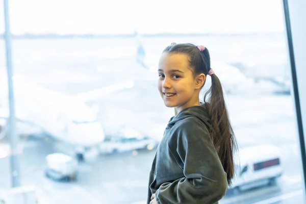 Retrato de menina na janela do aeroporto — Fotografia de Stock