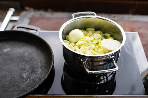 Кип'ятіння картоплі в каструлі, кип'ятіння картоплі на плиті — стокове фото