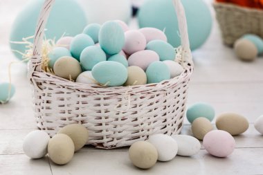 Paskalya yumurtası sepeti ahşap arka plan