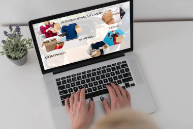 Çevrimiçi ecommerce mağazası, indirme işi web sitesi konsepti. dizüstü bilgisayar, nakliye kutuları, perakende pazar yeri, depo teslimat geçmişi, afiş.