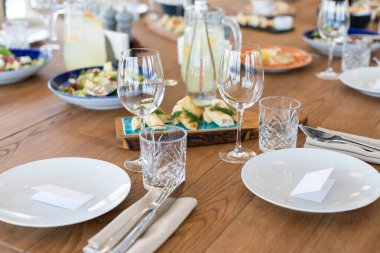 Restorandaki masada nefis yemekler. Servis masası. Masanın ortasında keskinlik