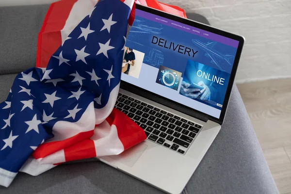 Caja y bandera de Estados Unidos, Importar Exportar Compras en línea o comercio electrónico financiar entrega tienda de servicios de envío de productos, comercio, concepto de proveedor. — Foto de Stock