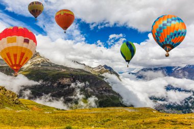 Sıcak hava balonuyla orman dağının üzerinde gün batımı