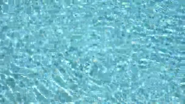 Vatten ytstruktur, Slow motion ren swimmingpool ringar och våg, Refraktion av solljus ovanifrån konsistens havssidan vit sand, sol skina vatten bakgrund. Vattenorsakad bakgrund. — Stockvideo