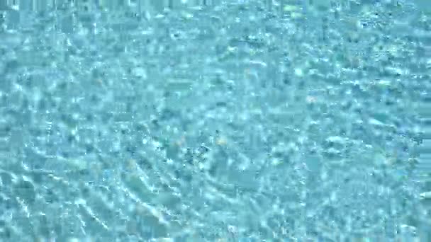 Textura de la superficie del agua, olas y ondulaciones limpias de la piscina de cámara lenta, refracción de la luz del sol vista superior textura arena blanca del lado del mar, sol brillo fondo de agua. Fondo cáustico del agua. — Vídeos de Stock