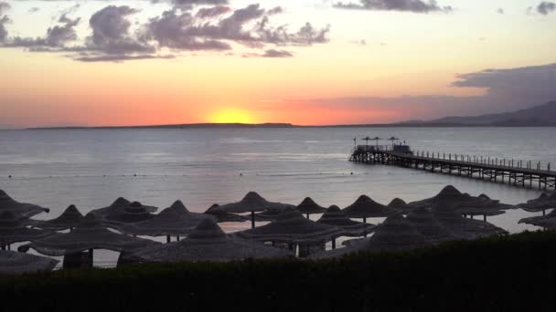 Muelle Dilapidado en el Mar Rojo. Isla Tiran en el telón de fondo . — Vídeo de stock