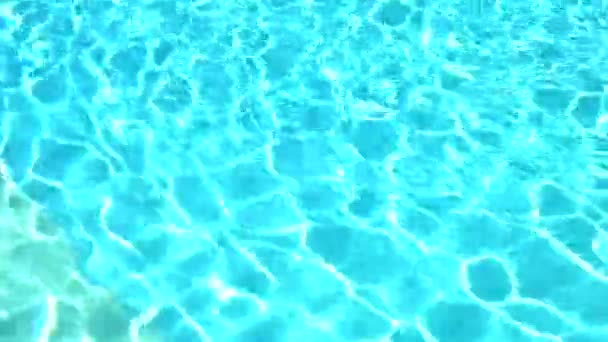 Texture de la surface de l'eau, ondulations et vagues de piscine propres au mouvement lent, Réfraction de la texture de la vue du dessus de la lumière du soleil côté mer sable blanc, fond d'eau brillance du soleil. Eau de fond caustique. — Video