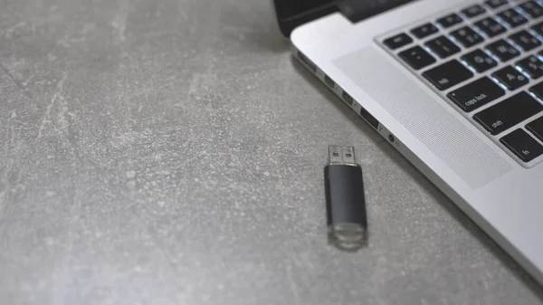 Sluit een usb flash drive sleutel aan op de poort van een laptop pc computer. — Stockfoto