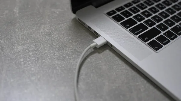 Hand Anschluss von USB-Festplatte an Laptop, moderne PC-Technologie — Stockfoto