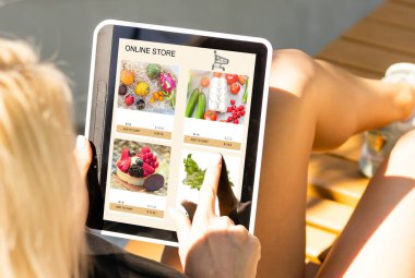 Kadın evde tablet sipariş gıda teslim kullanma