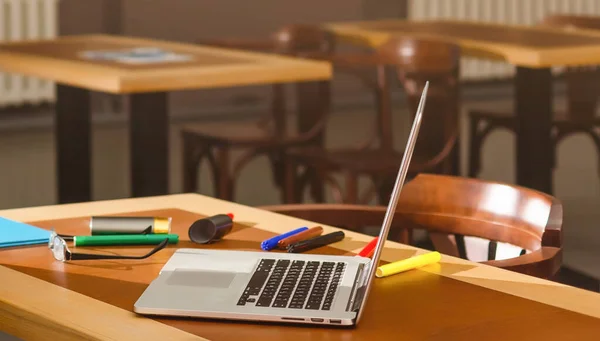 Biurko robocze z laptopem, notatnikiem — Zdjęcie stockowe