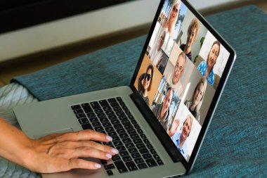 Diz üstü bilgisayarda Webcam konferansına katılan kadın çalışanların arka planı, evden online brifing ya da danışma, çeşitli meslektaşlarla grup video konuşmasında kadın çalışan konuşması.