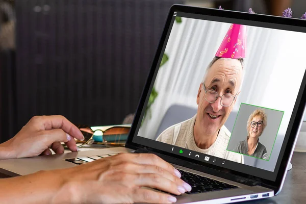 Online συνομιλία στο laptop και εικονική συνάντηση τηλεδιάσκεψης. online εργασία, βιντεοκλήση λόγω κοινωνικής απόστασης — Φωτογραφία Αρχείου