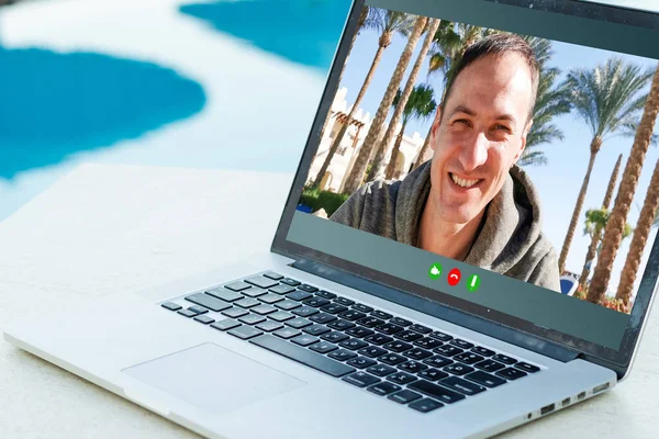 Joyeux jeune homme travaillant à distance de la plage avec ordinateur portable — Photo