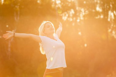 Güzel sarışın kadın parkta yalnız.