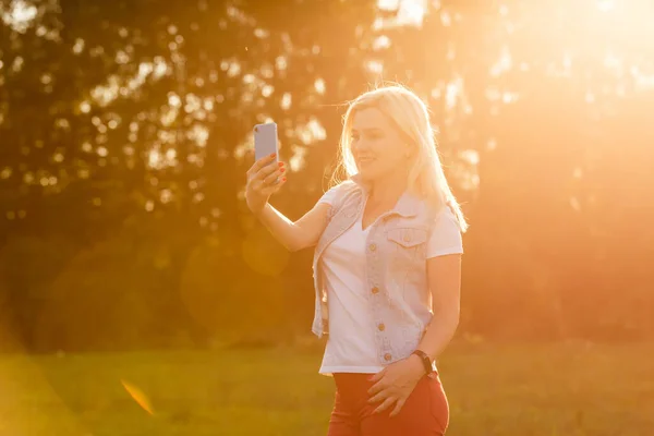 Belle jeune femme selfie dans le parc — Photo